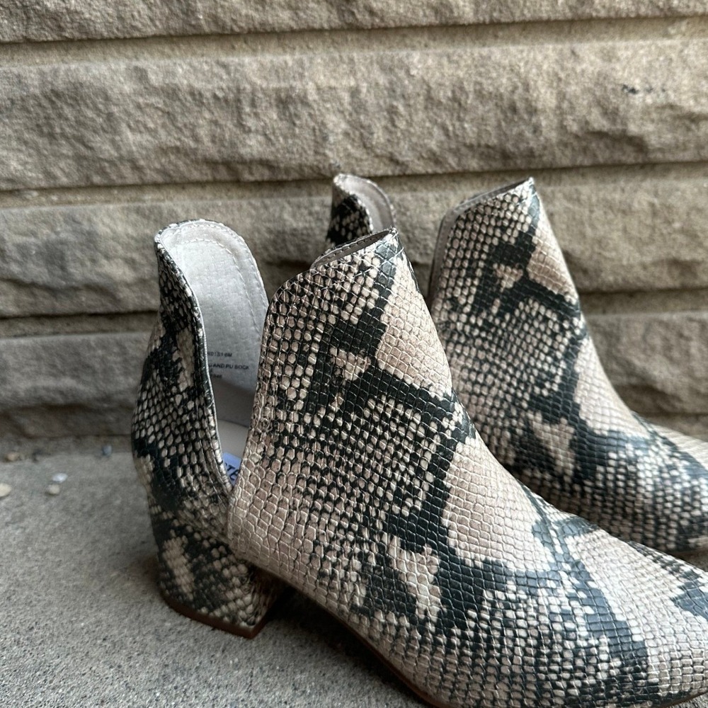 Steve Madden Snakeskin Ankle Booties Size 6 Side Cutout Heel Python Print Boots